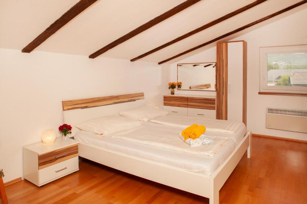 Postel nebo postele na pokoji v ubytování Seeapartments Kärnten