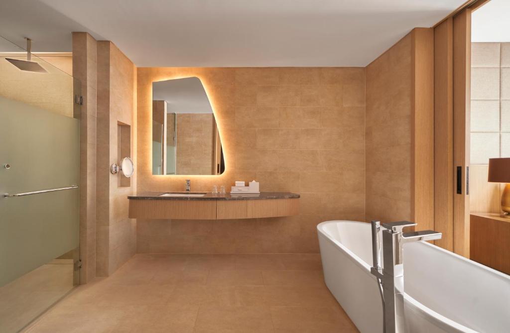Executive King Suite with Balcony and Sea View
