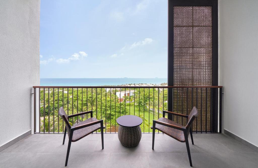 Executive King Suite with Balcony and Sea View
