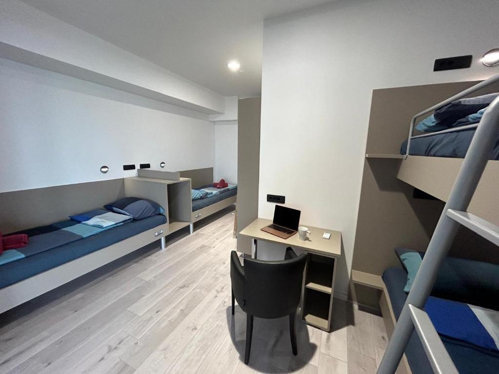 Postel nebo postele na pokoji v ubytování Hostelum