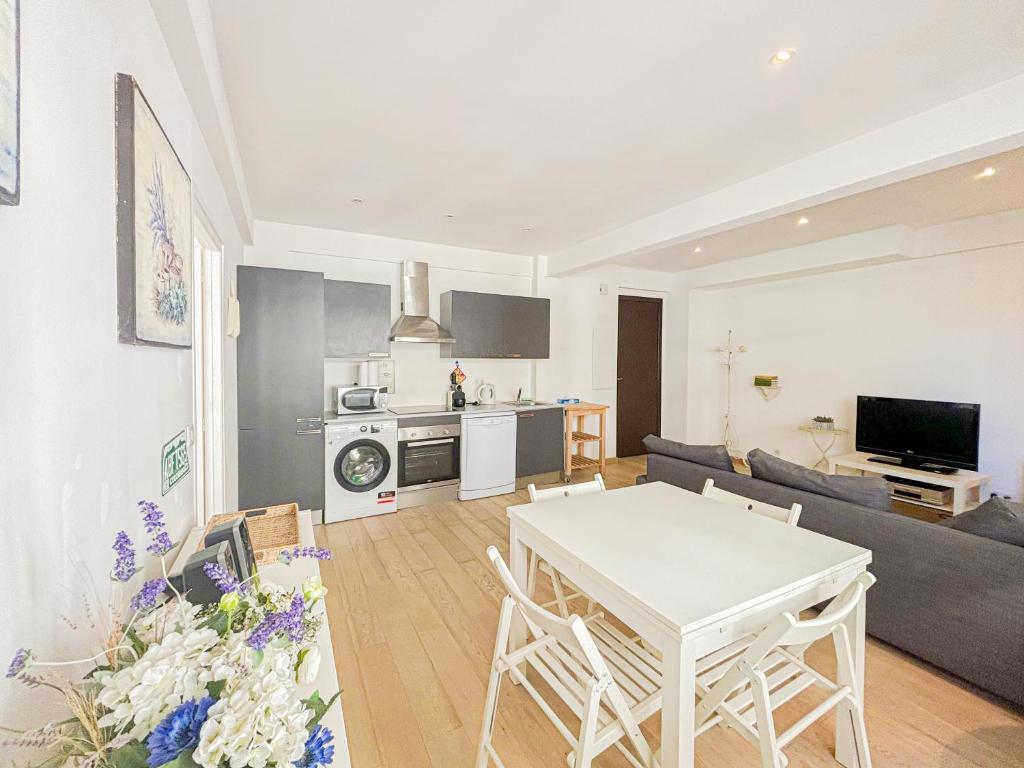 un salon avec une table blanche et un canapé dans l'établissement Gambetta - Wifi, 2pers, hyper center, à Nice