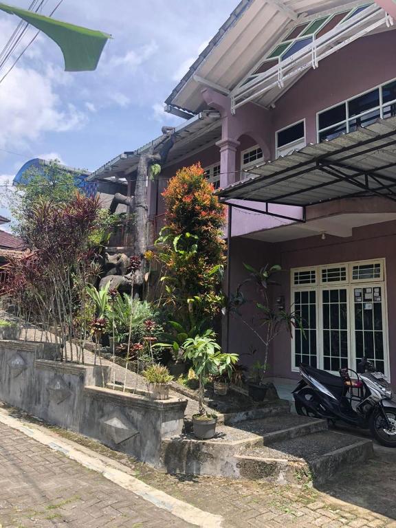 KaliangetにあるSiti's Guest Houseの正面に駐輪場がある家