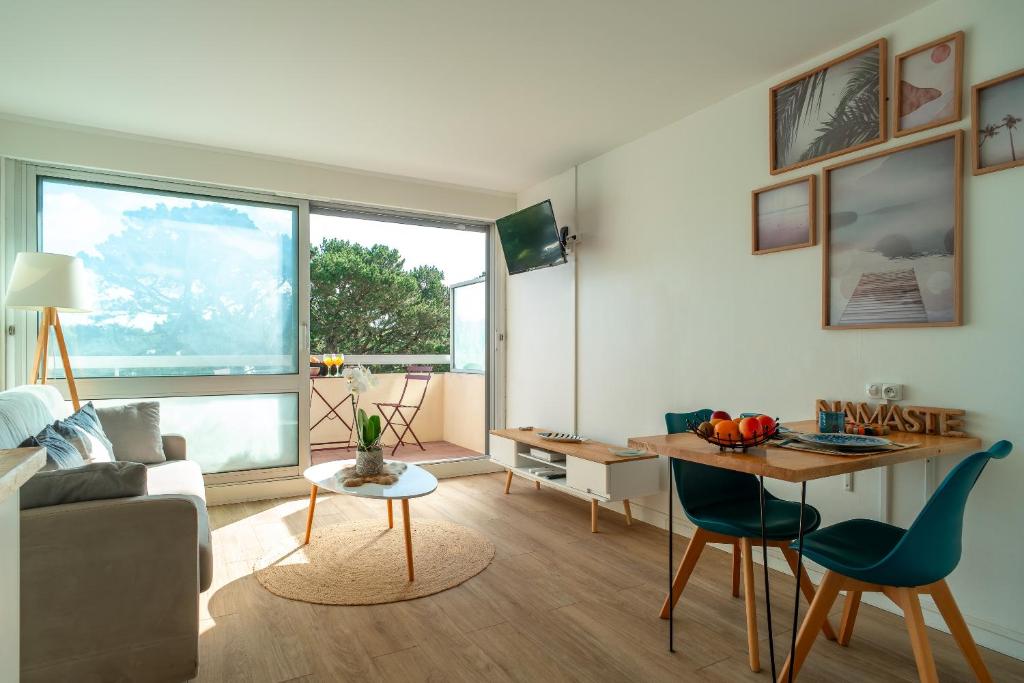 un salon avec un canapé et une table dans l'établissement Le Rocher de Bénodet - Studio 2p 150m de la plage, à Bénodet