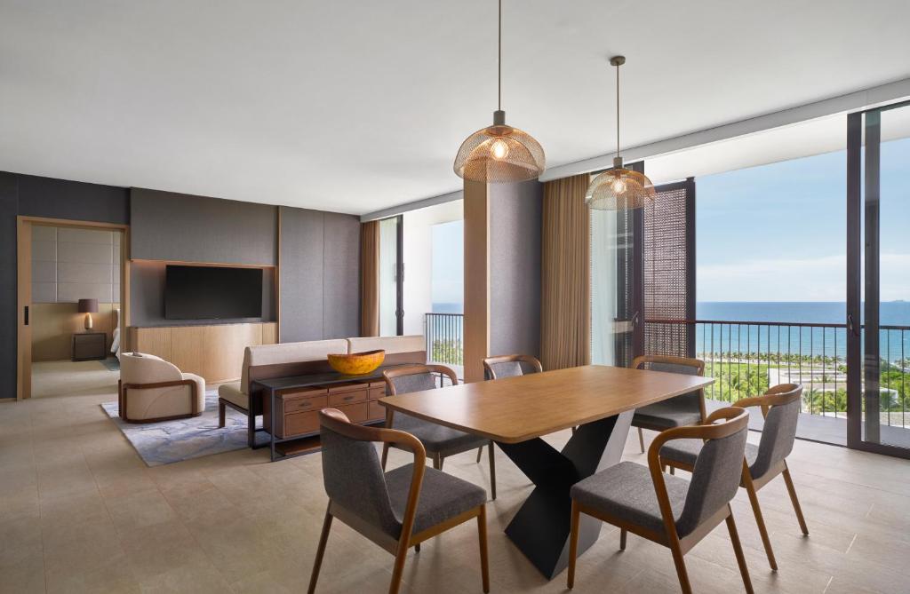 Executive King Suite with Balcony and Sea View