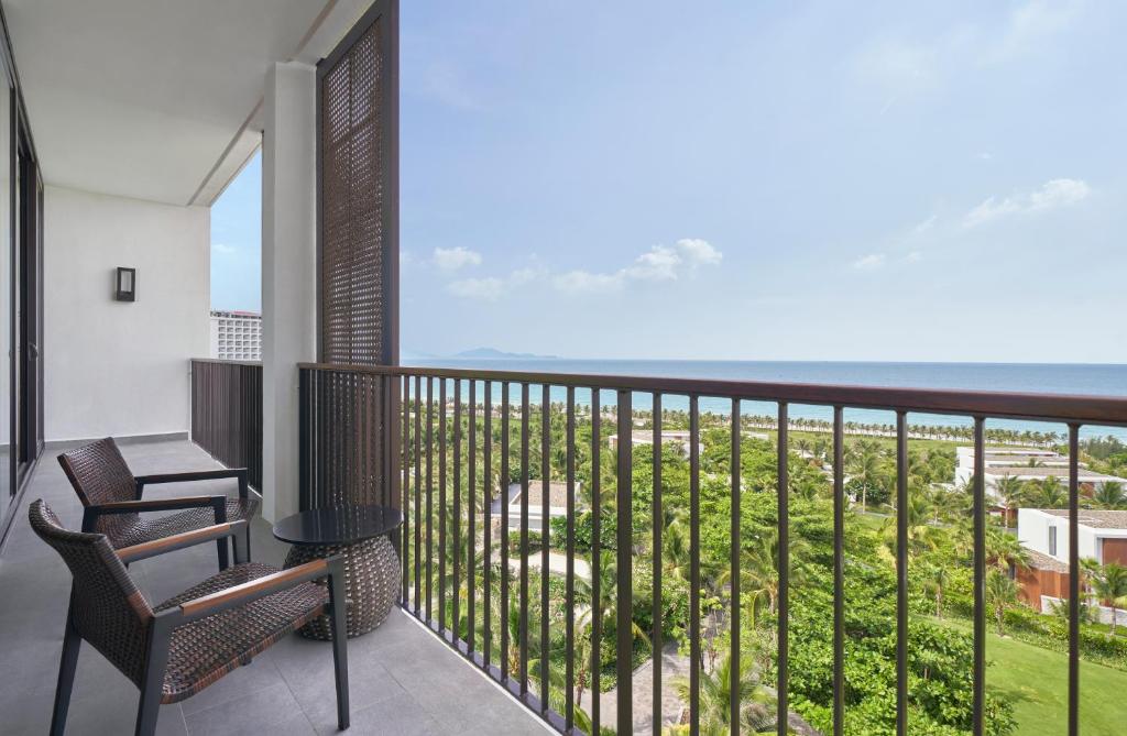 Executive King Suite with Balcony and Sea View