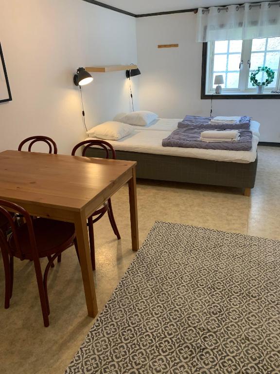 Postel nebo postele na pokoji v ubytování Äleklinta Gård