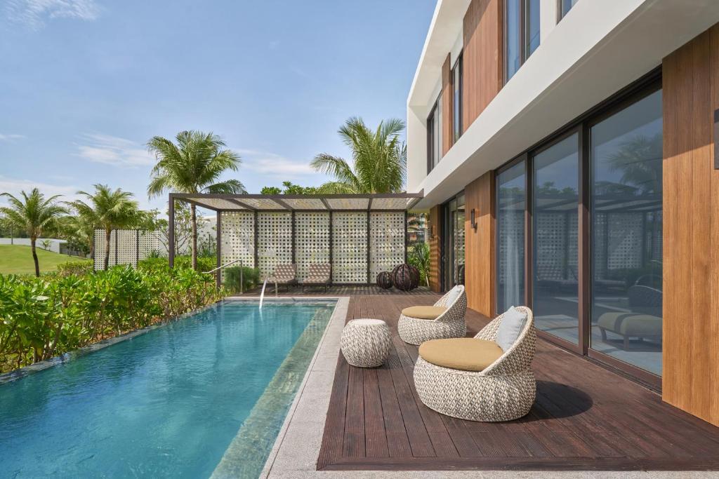 Two-Bedroom Villa with One King Bed and Two Double Beds