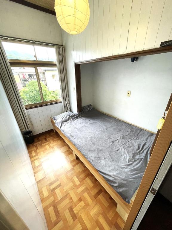 Postel nebo postele na pokoji v ubytování Roost Hostel Nikko
