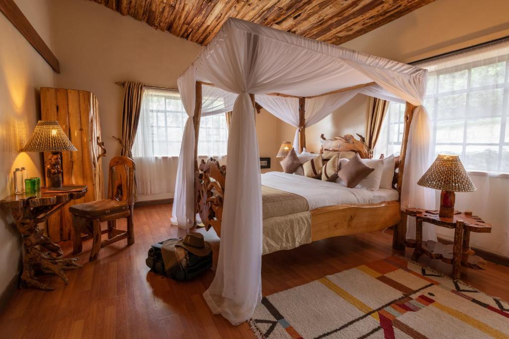 Postel nebo postele na pokoji v ubytování Naivasha Kongoni Lodge - Lakefront Getaway