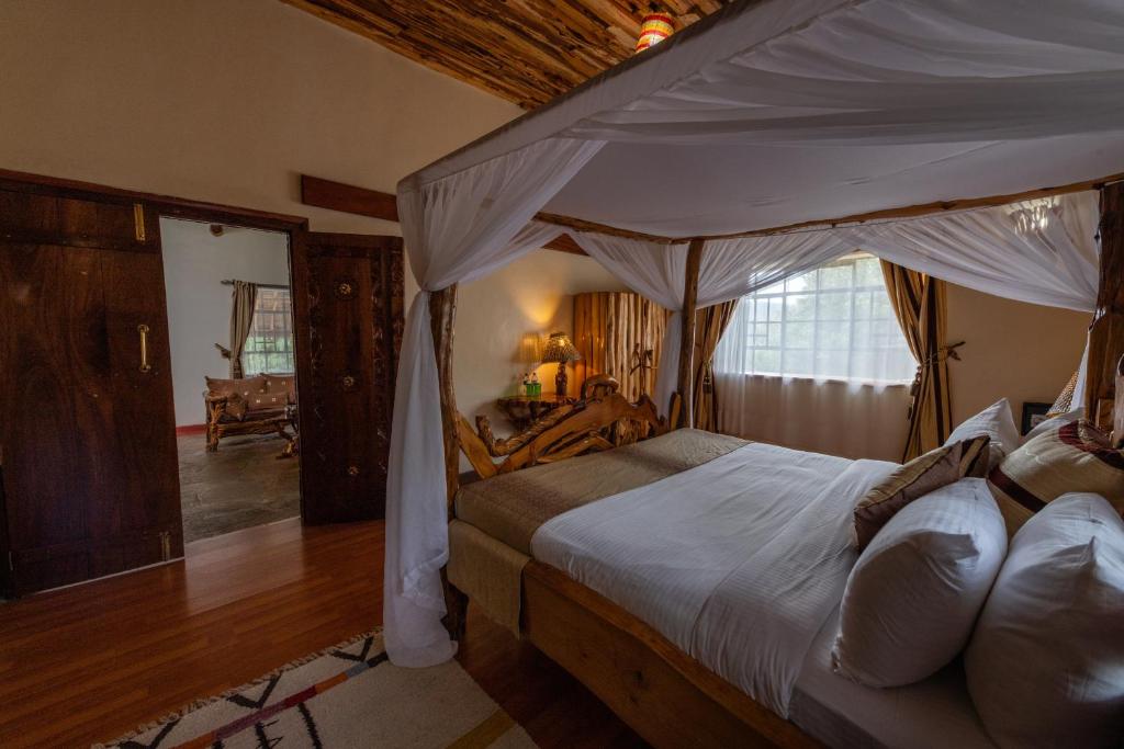 Postel nebo postele na pokoji v ubytování Naivasha Kongoni Lodge - Lakefront Getaway