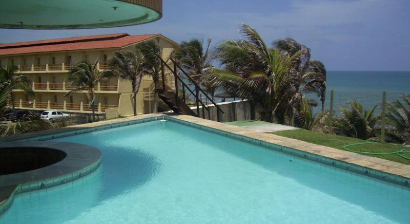 una gran piscina azul junto a un edificio en Costeira Praia Flat 119, en Natal