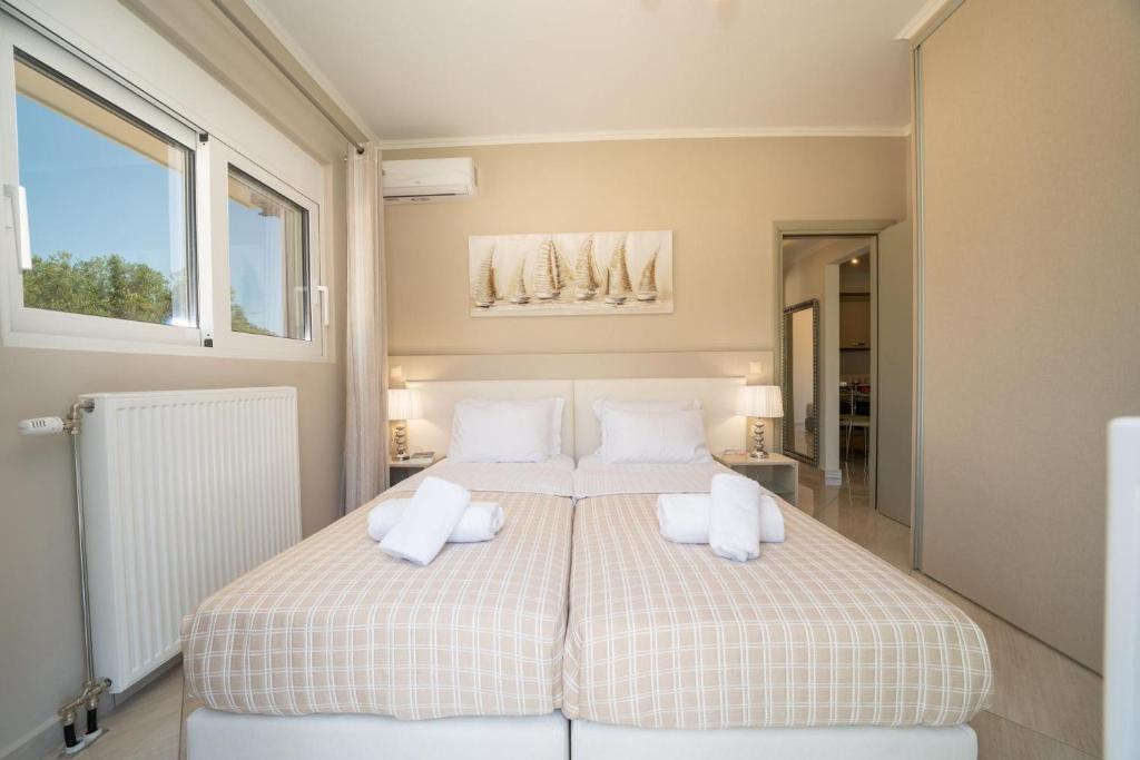 Posteľ alebo postele v izbe v ubytovaní Dendra Apartments at Skala