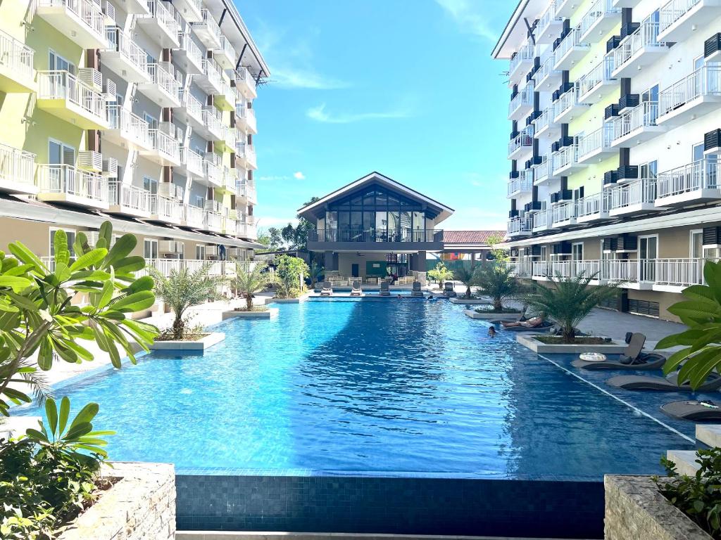 Bazén v ubytování Near Mactan Airport Condo by Isla Stays nebo v jeho okolí