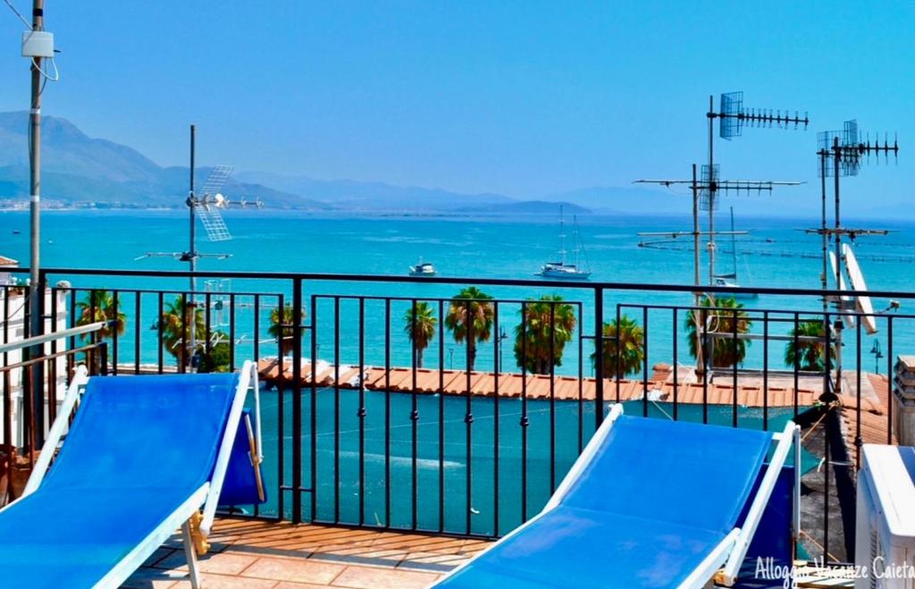 Un balcón con un tobogán azul y vista al océano. en Alloggio Vacanze Caieta, en Gaeta