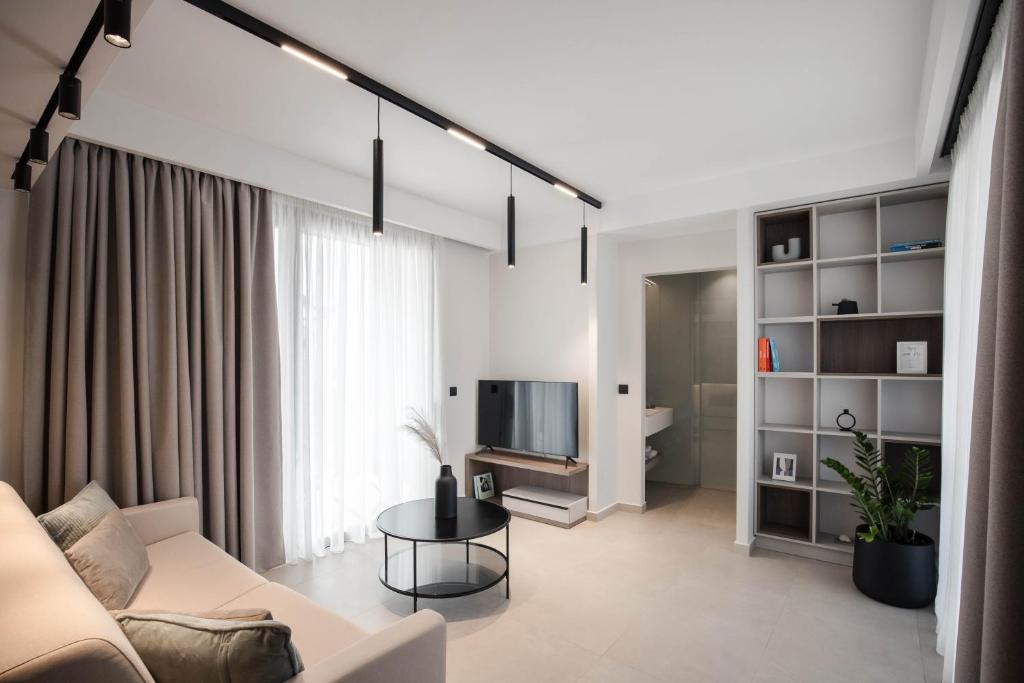TV a/nebo společenská místnost v ubytování Chania Elegance Suites