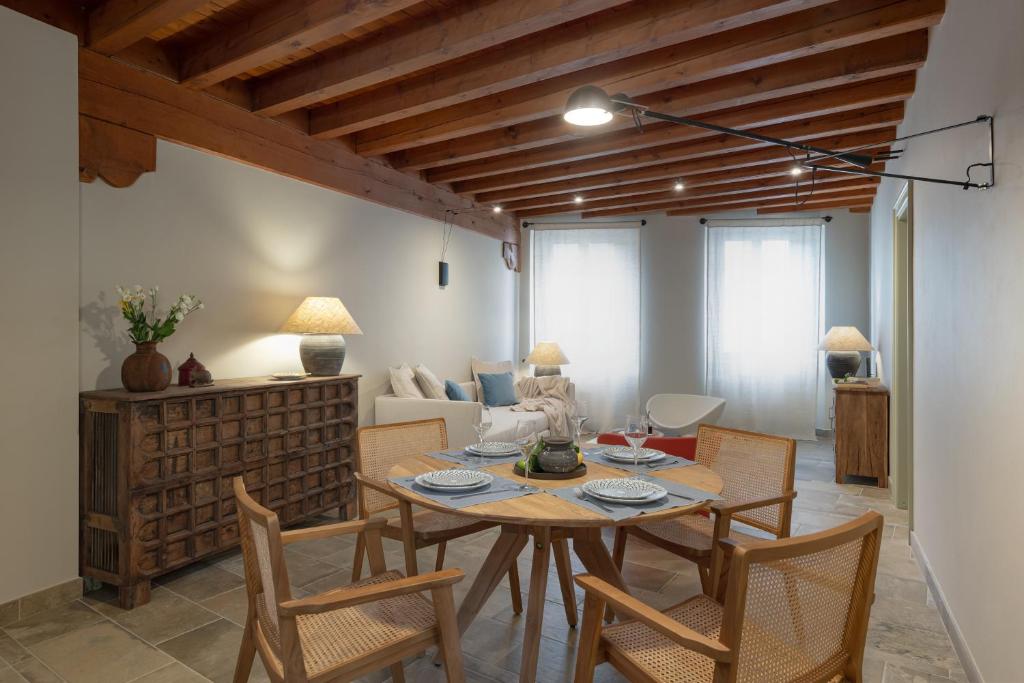 a dining room with a table and chairs at Cosy renovated flat in the center in Padenghe sul Garda