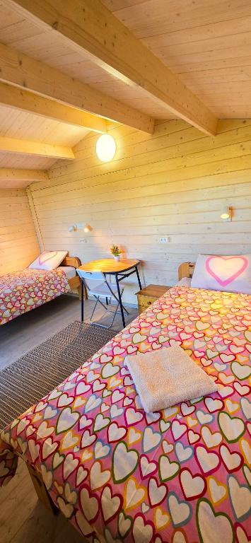 Postel nebo postele na pokoji v ubytování Jõekääru Camping