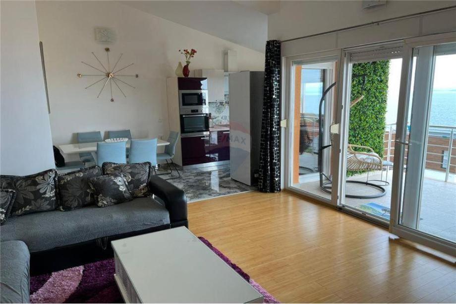 Posezení v ubytování Exclusive penthouse on 100 square only 70 m from the sea