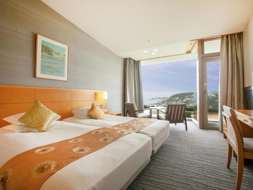 Postel nebo postele na pokoji v ubytování Kamakura Prince Hotel