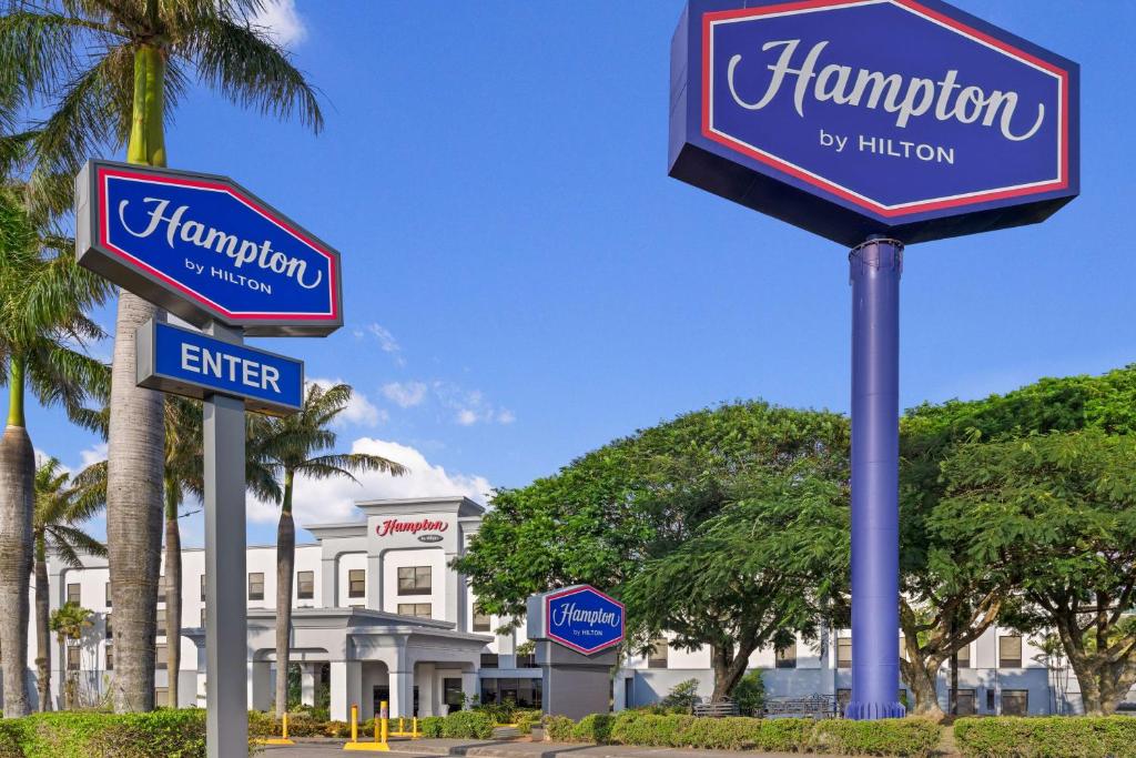 Hampton By Hilton San Jose Airport Costa Ricaに飾ってある許可証、賞状、看板またはその他の書類