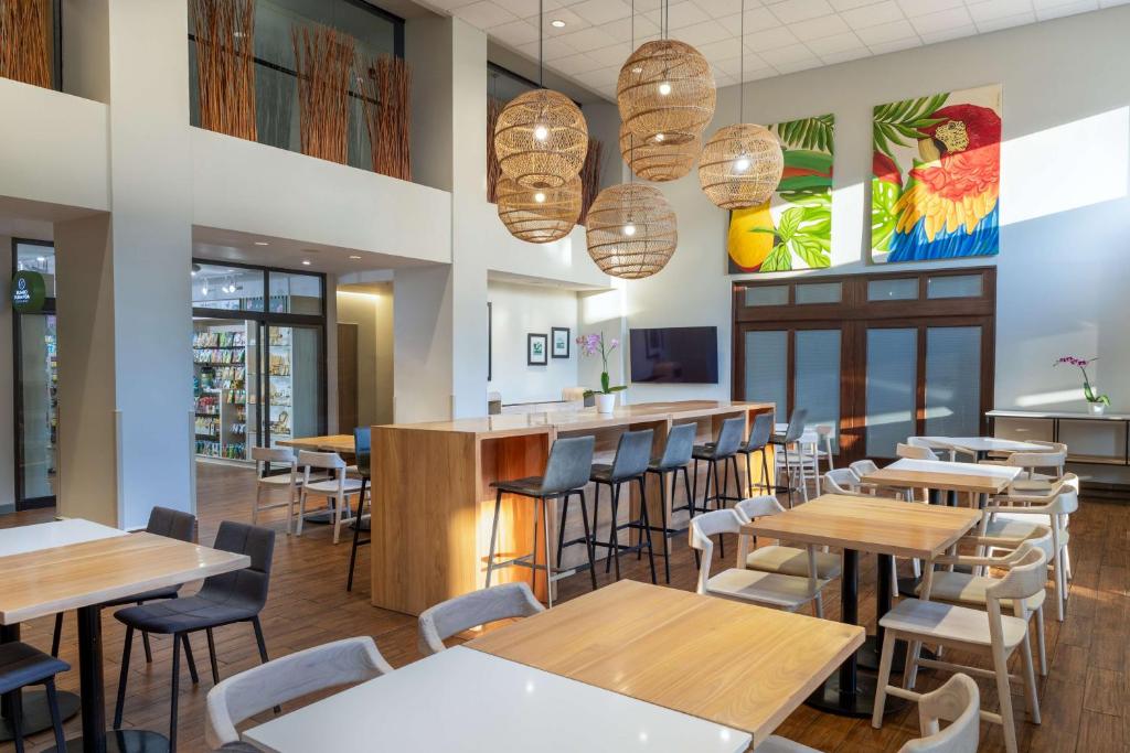Hampton By Hilton San Jose Airport Costa Ricaにあるテレビまたはエンターテインメントセンター