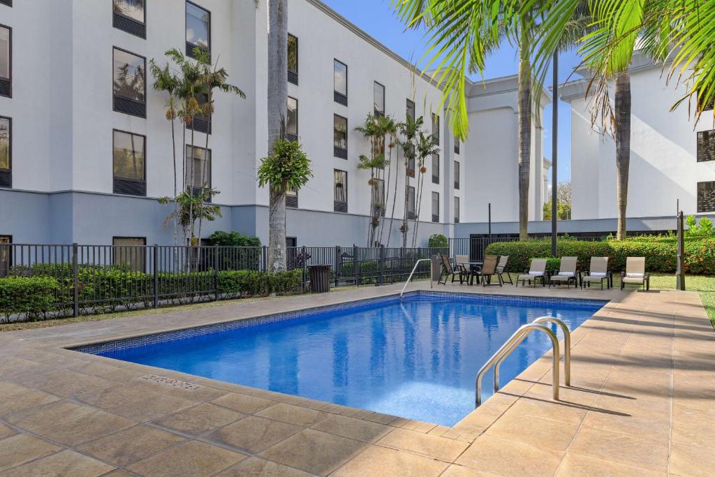 アラフエラにあるHampton By Hilton San Jose Airport Costa Ricaの建物前のスイミングプール