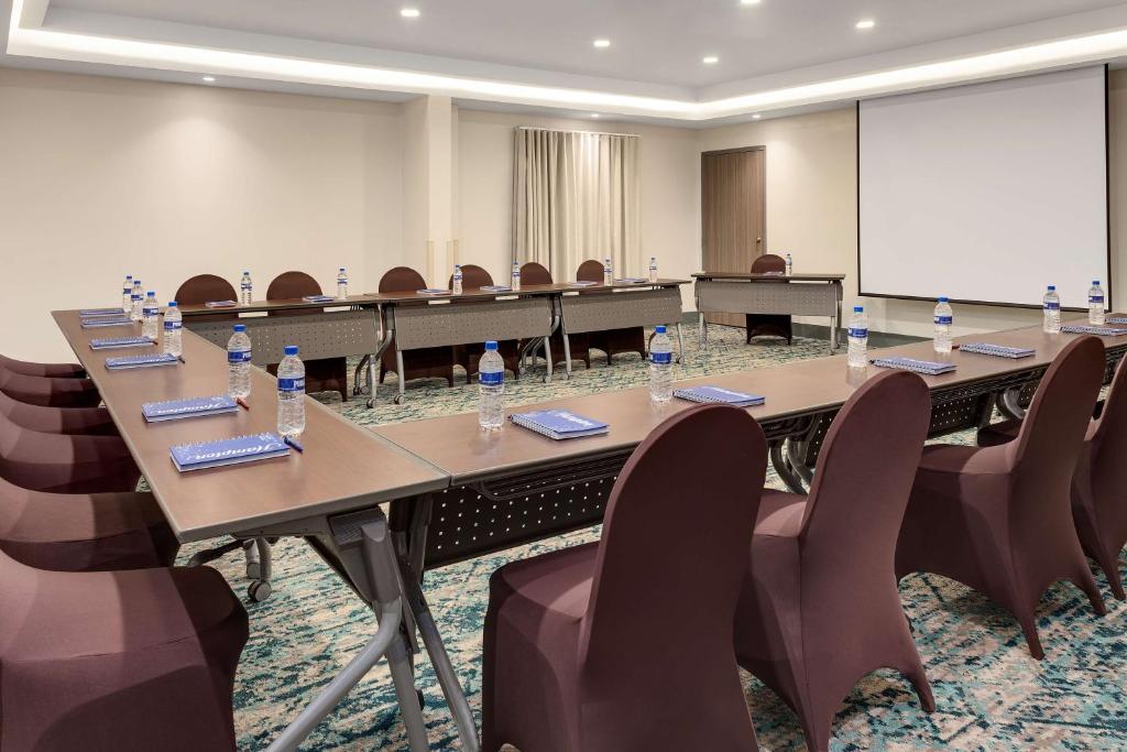Hampton By Hilton San Jose Airport Costa Ricaにあるビジネスエリアまたは会議室
