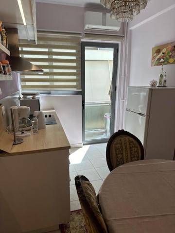 Una cocina o zona de cocina en Lovely Apartment in Athens