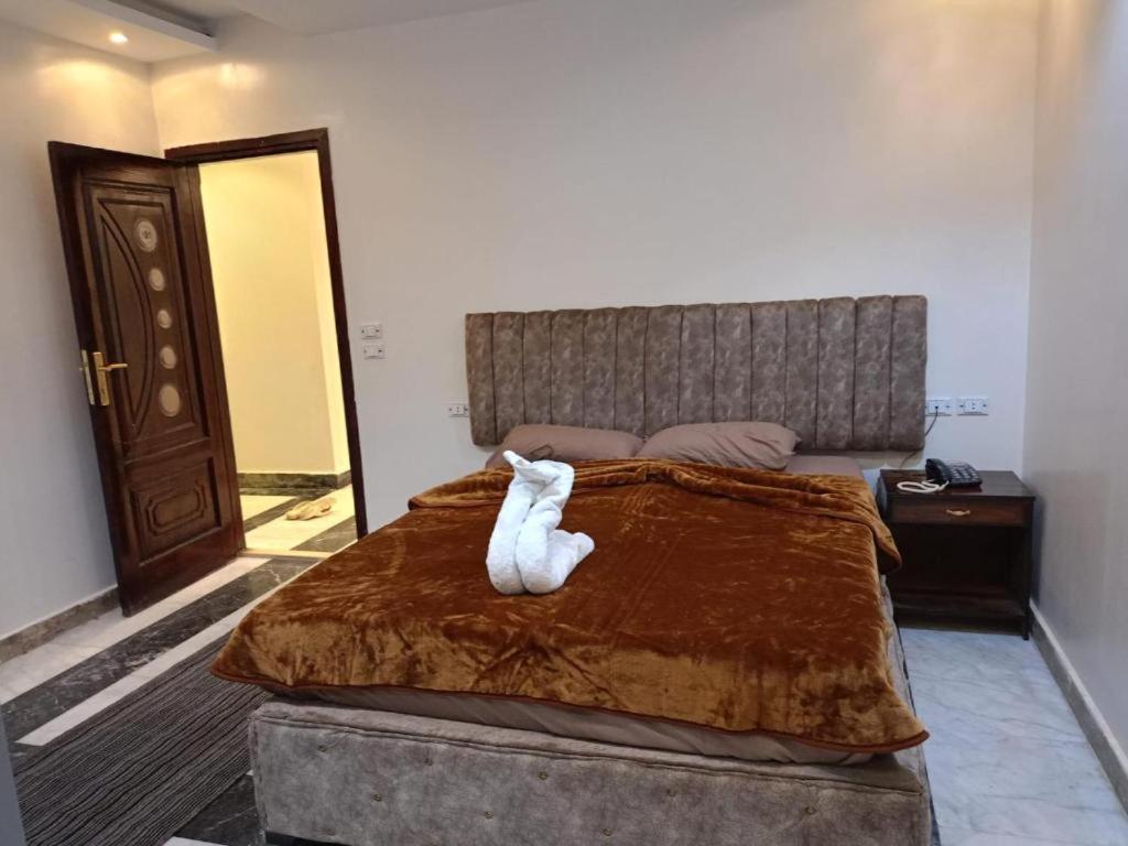 Postel nebo postele na pokoji v ubytování فندق كايرو زد-cairo zed hotel