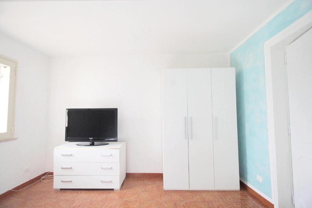 Telewizja i/lub zestaw kina domowego w obiekcie Graziella Apartments by RENTHOUSESALENTO