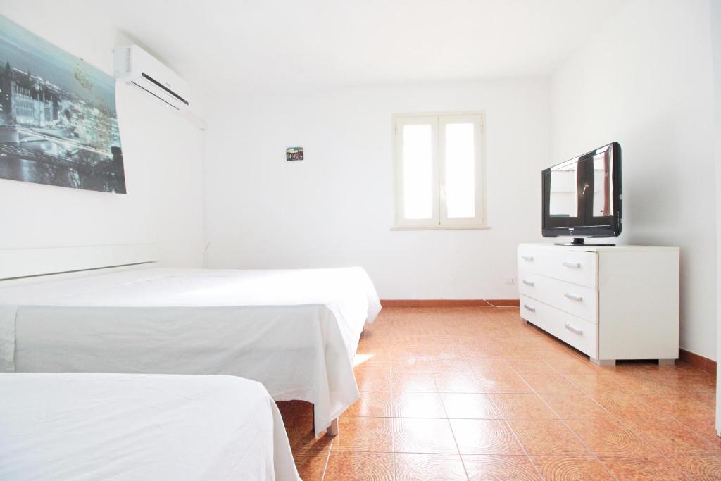 Telewizja i/lub zestaw kina domowego w obiekcie Graziella Apartments by RENTHOUSESALENTO