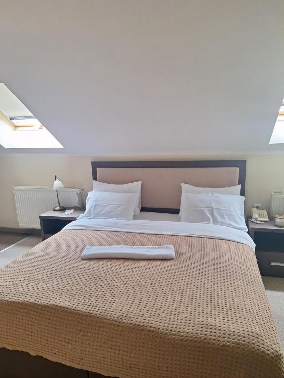 Postel nebo postele na pokoji v ubytování Garni Hotel Ema