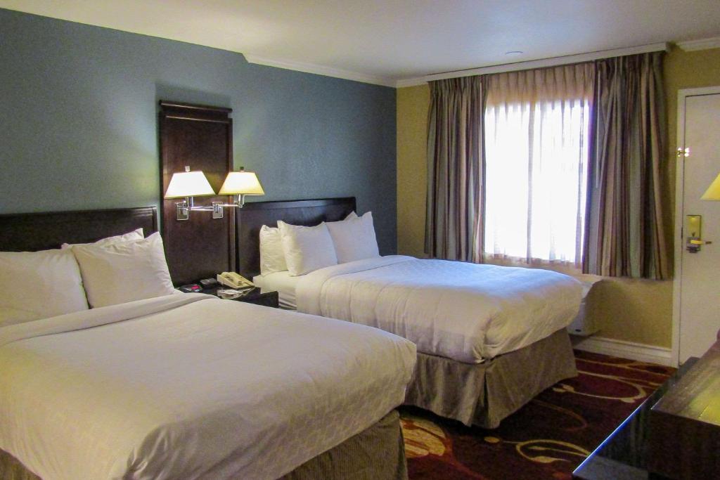 Postel nebo postele na pokoji v ubytování Clarion Inn Near China Lake Naval Station