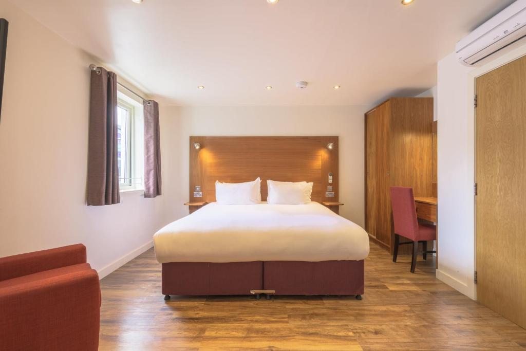 Postel nebo postele na pokoji v ubytování Holyrood Aparthotel