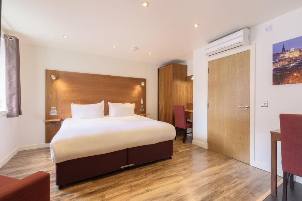 Postel nebo postele na pokoji v ubytování Holyrood Aparthotel