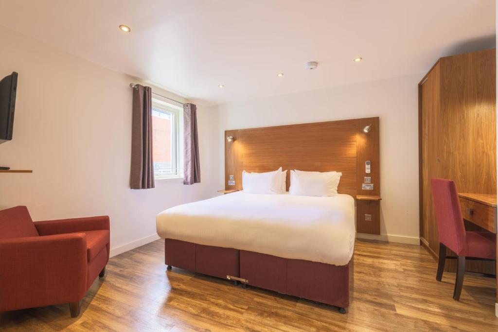 Postel nebo postele na pokoji v ubytování Holyrood Aparthotel