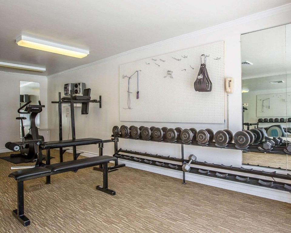Fitness centrum a/nebo fitness zařízení v ubytování Clarion Inn Near China Lake Naval Station
