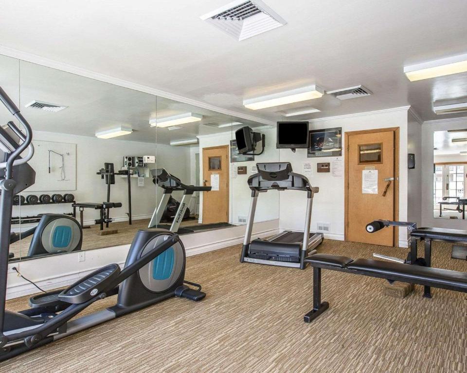 Fitness centrum a/nebo fitness zařízení v ubytování Clarion Inn Near China Lake Naval Station