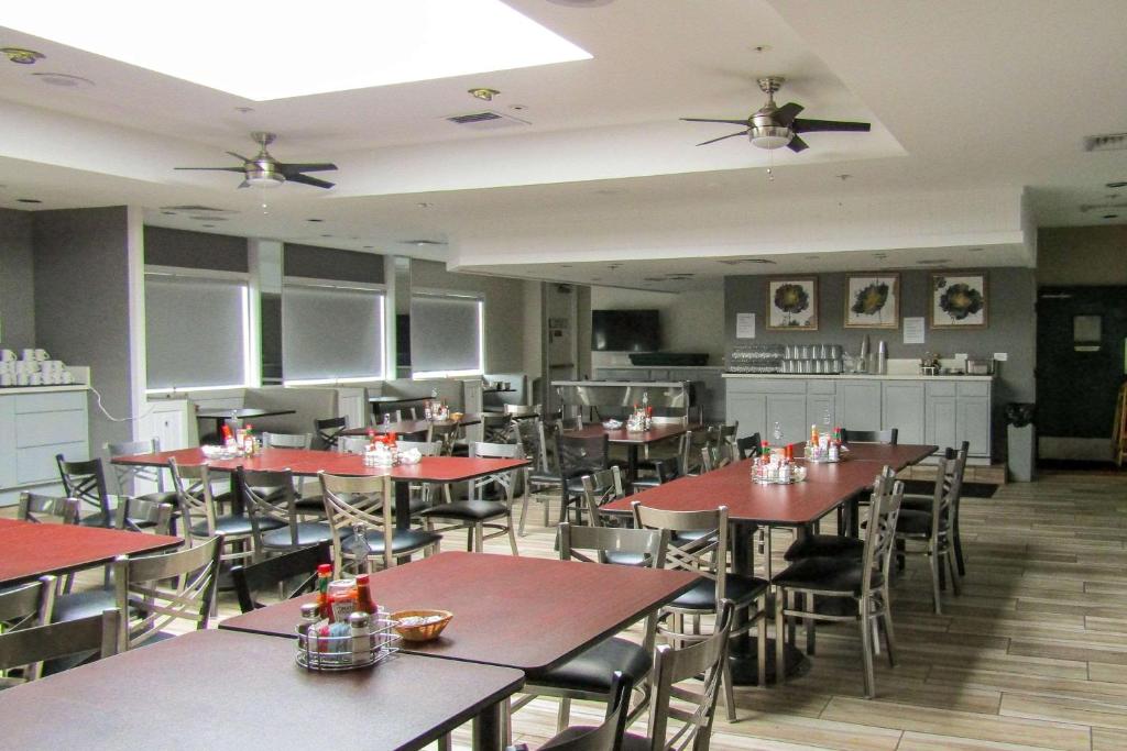 Restaurace v ubytování Clarion Inn Near China Lake Naval Station