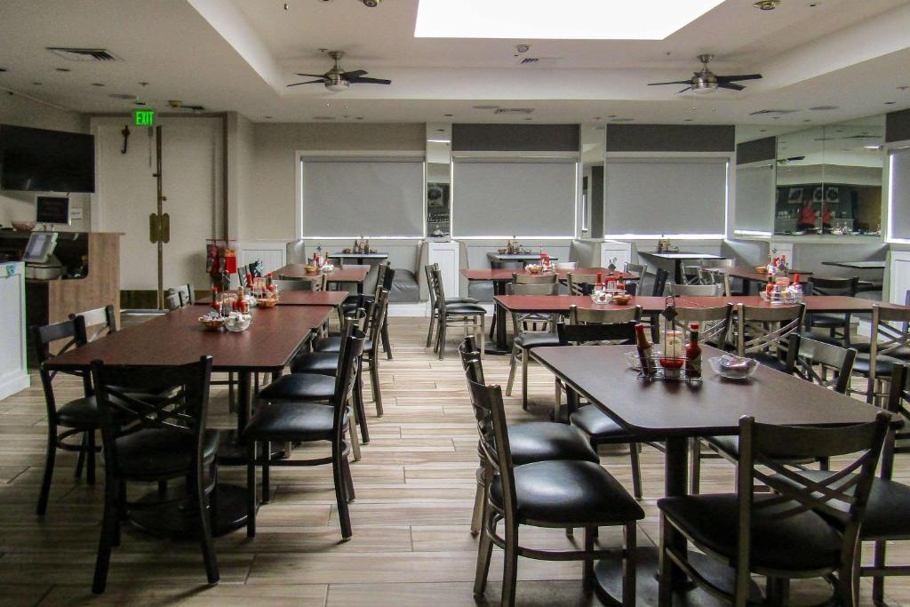 Restaurace v ubytování Clarion Inn Near China Lake Naval Station