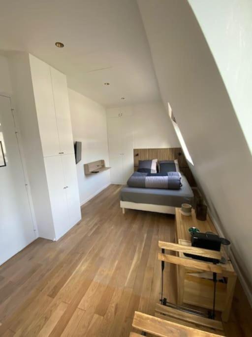 - une chambre avec un lit en mezzanine dans l'établissement Studio Trocadéro sur les toits, à Paris