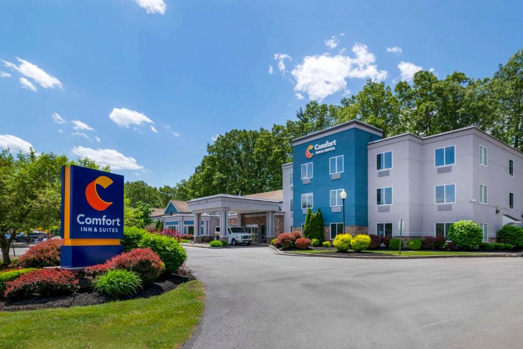 a hotel with a sign in front of a building at Comfort Inn & Suites Saratoga Springs in Saratoga Springs
