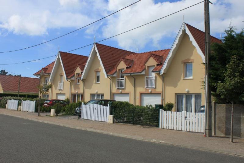 a row of houses on the side of a street at clos st paul in Fort-Mahon-Plage