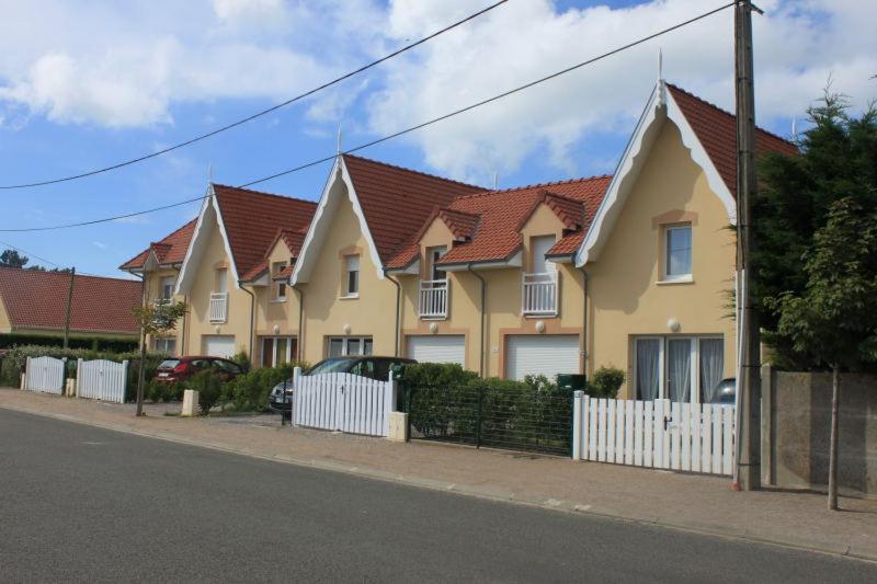 une rangée de maisons au bord d'une rue dans l'établissement clos st paul, à Fort-Mahon-Plage