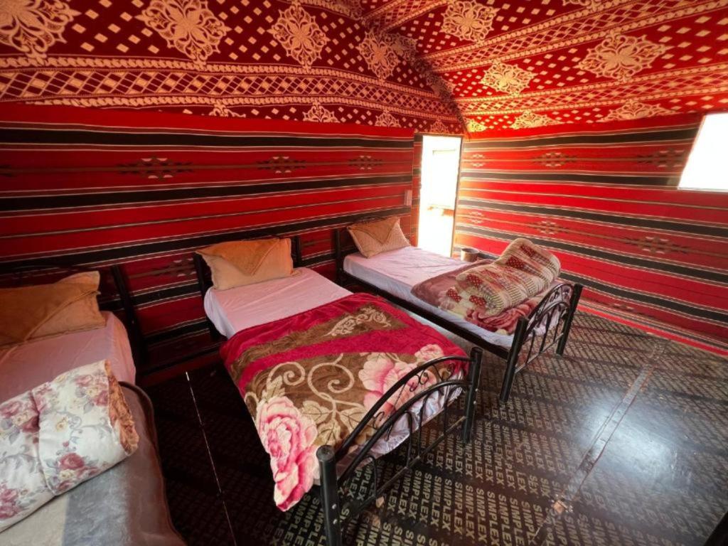 Wadi Rum Desert Adventures - Habitación Triple Con Baño Compartido