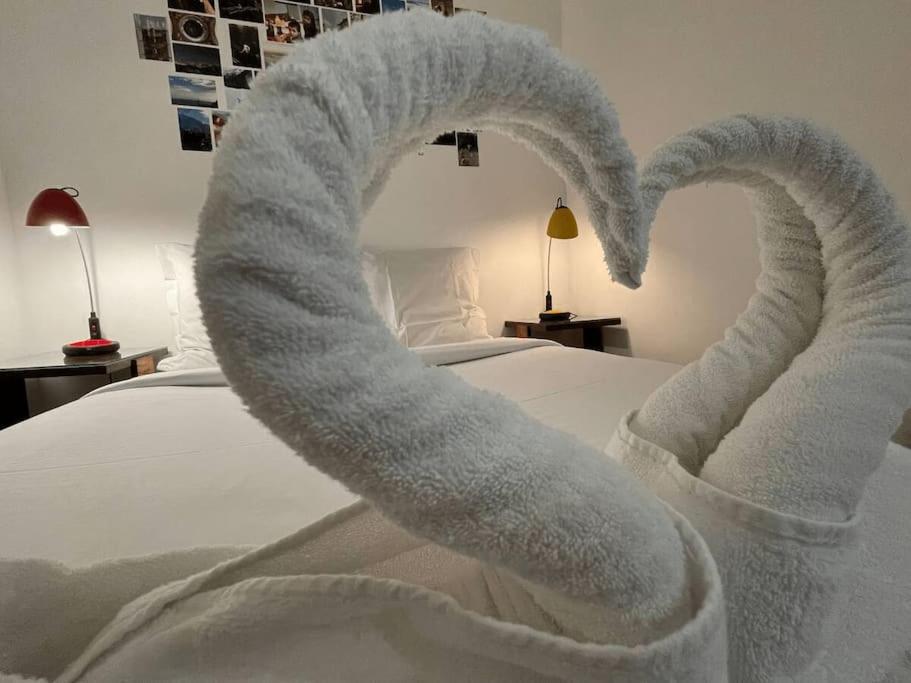 deux cygnes faits de serviettes sur un lit dans l'établissement Nice flat in face to Seine River, à Paris