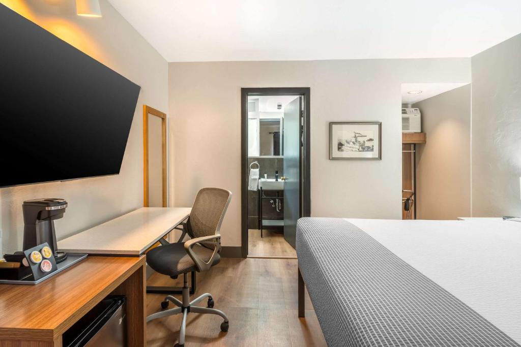 TV a/nebo společenská místnost v ubytování La Luna Inn, Ascend Hotel Collection