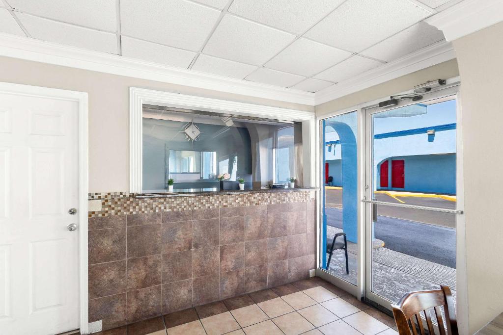 Postel nebo postele na pokoji v ubytování Econo Lodge Galveston Seawall