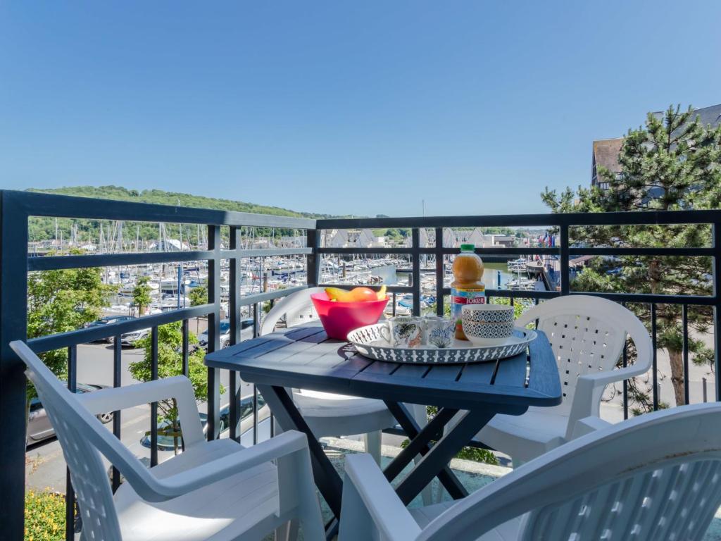 une table bleue sur un balcon avec des chaises dans l'établissement Apartment Port Guillaume-17 by Interhome, à Dives-sur-Mer