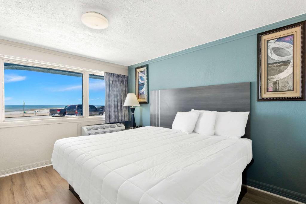 Postel nebo postele na pokoji v ubytování Econo Lodge Galveston Seawall